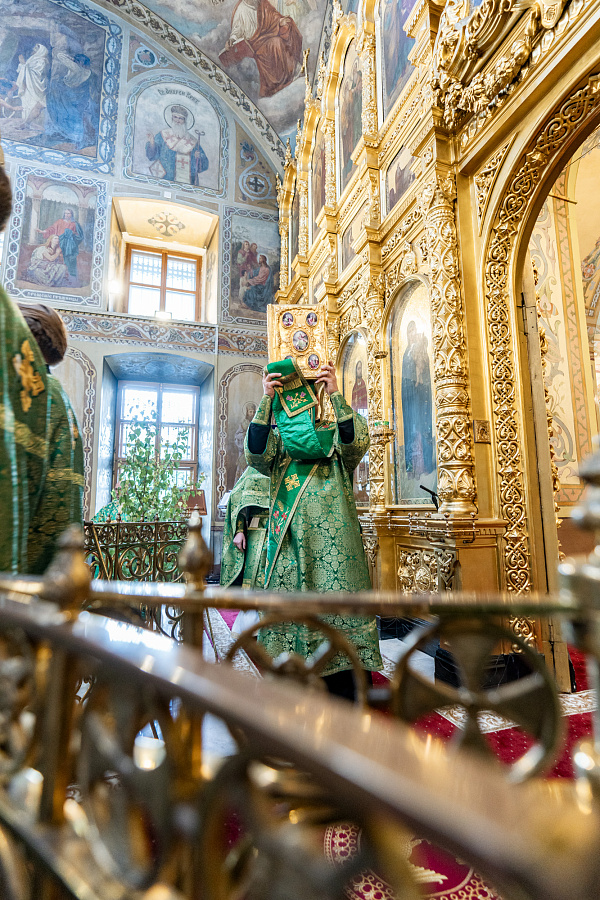 Божественная литургия и вечерня с чтением коленопреклонных молитв в Троицком кафедральном соборе Подольска